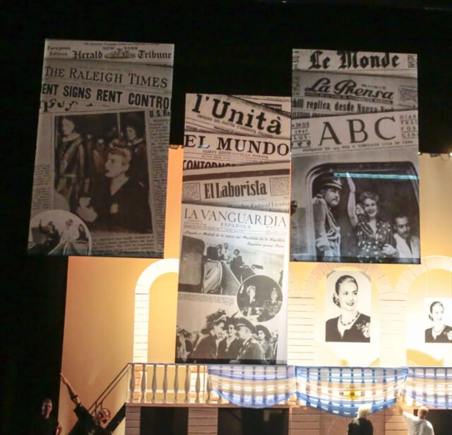 Grote banners met Argentijnse krantenkoppen Evita - Meerdere banners met krantenkoppen in Evita