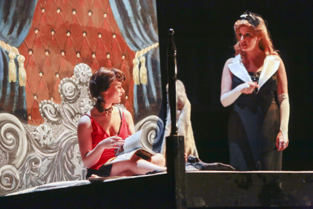 Chique achterwand bed - Achterwand bed in scène Evita