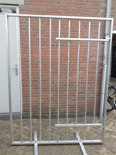 Decor / hek draaibaar en opvouwbaar - Ik verkoop een Aluminium decor hek. Voeten zijn draaibaar en het hek staat binnen 30 seconden. Hoogte 205 cm en breed 155 cm. Lichtgewicht en de prijs is euro 150, = . Afhalen in Teylingen. Bezorgen kan ook tegen kilometervergoeding. Tel. 06 - 25 14 33 23 of wjohn@hetnet.nl