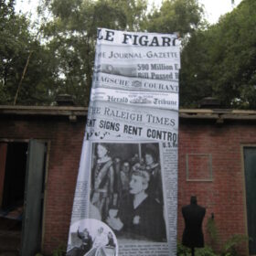 Grote banner met krantenkoppen Evita