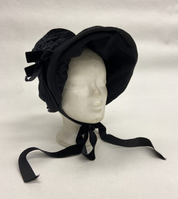 Zwart hoedje met satijnen band en strikjes - Zwart hoedje met kap