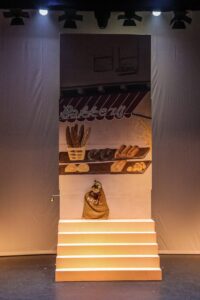 Decorwand bakkerij met trap - Decorwand met trap beschilderd met een bakkerij