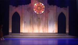 Toneelbeeld vervallen kerk met kerkraam - Decorwand Jesus Christ Superstar in theater