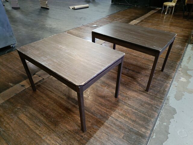 Eenvoudige houten tafels - 