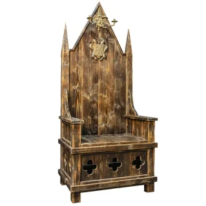 Konings Troon - Een robuuste, 2 meter hoge houten koningstroon in middeleeuwse gotische stijl met een goudkleurig wapenschild en een kandelaar op de spitse rugleuning.