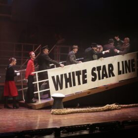 Loopbrug en bolder in toneelbeeld Titanic de Musical