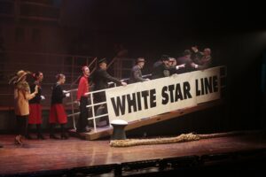 Valreep / loopbrug - Loopbrug en bolder in toneelbeeld Titanic de Musical
