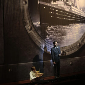 Theaterdoek Titanic door patrijspoort in scène