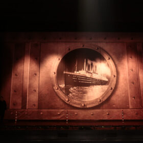 Theaterdoek Titanic door patrijspoort