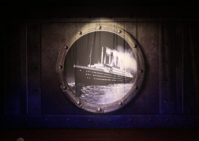 Theaterdoek Titanic door patrijspoort - Theaterdoek Titanic door patrijspoort